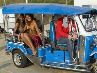 Φωτογραφία για Η μόδα με τα Ταϊλανδέζικα τρίτροχα ταξί «tuk tuk» και στην Αθήνα..