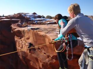 Φωτογραφία για VIDEO: Έσπρωξε την κοπέλα του στον γκρεμό από ύψος 120 μέτρων!