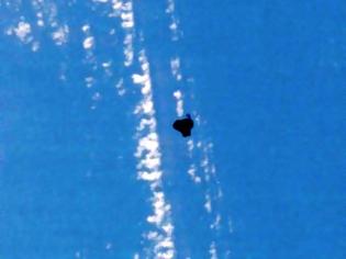 Φωτογραφία για Μυστηριώδες αντικείμενο φωτογραφήθηκε στο διάστημα από τη Nasa