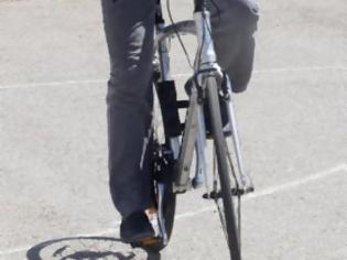 Φωτογραφία για Λάρισα: Παρέσυρε ηλικιωμένο ποδηλάτη