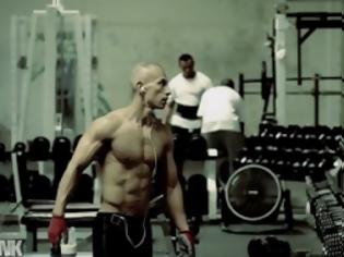 Φωτογραφία για ΑΠΙΣΤΕΥΤΟ VIDEO: Δείτε πώς γυμνάζεται ο τύπος!