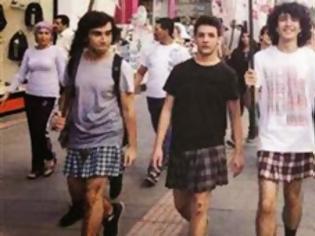 Φωτογραφία για Αγορια έβαλαν φούστα γιατί τις απαγόρευσαν σε συμμαθήτριές τους