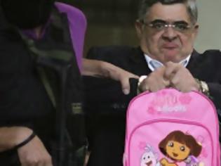 Φωτογραφία για Οι χιουμοριστικές φωτογραφίες για τους συλληφθέντες χρυσαυγίτες και η ροζ τσάντα του Μιχαλολιάκου