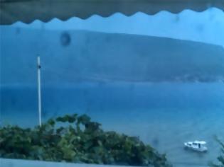 Φωτογραφία για Δείτε τι γίνεται όταν κεραυνός χτυπάει στη θάλασσα [video]
